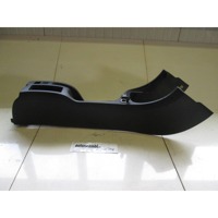 PLASTIKA MED SEDEZI BREZ NASLONJALA ROK OEM N. 758959 ORIGINAL REZERVNI DEL PEUGEOT 307 3A/B/C/E/H BER/SW/CABRIO (2001 - 2009) BENZINA LETNIK 2005