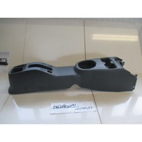 PLASTIKA MED SEDEZI BREZ NASLONJALA ROK OEM N. 7581179J0 ORIGINAL REZERVNI DEL FIAT SEDICI FY R (05/2009 - 2014) BENZINA LETNIK 2009