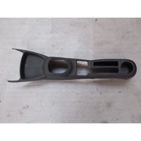 PLASTIKA MED SEDEZI BREZ NASLONJALA ROK OEM N.  ORIGINAL REZERVNI DEL TOYOTA YARIS P9 MK2 (01/2006 - 2009) BENZINA LETNIK 2008