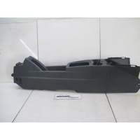 PLASTIKA MED SEDEZI BREZ NASLONJALA ROK OEM N. 13240538 ORIGINAL REZERVNI DEL OPEL MERIVA A X03 (2003 - 2006) BENZINA LETNIK 2006