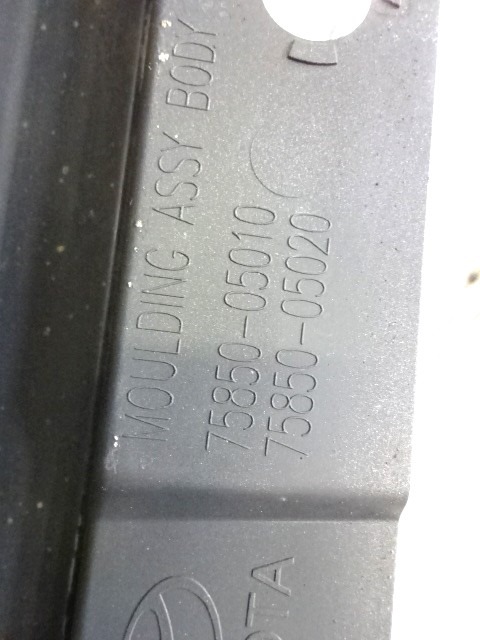 OKRASNA LETEV PRAGA  OEM N. 75850-05010 ORIGINAL REZERVNI DEL TOYOTA AVENSIS T27 MK3 BER/SW (2009 - 2015)DIESEL LETNIK 2011