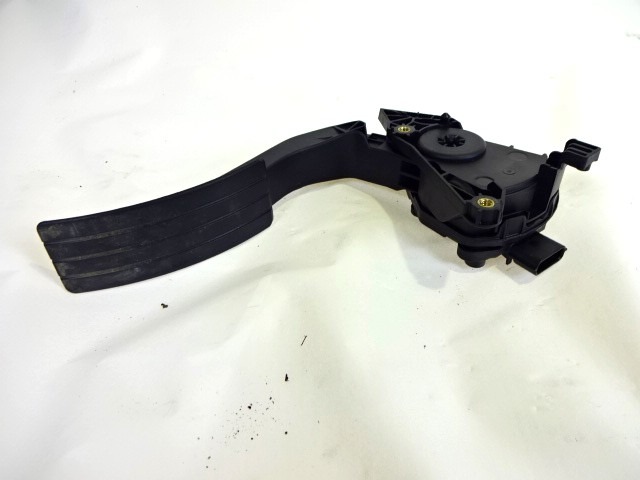 PEDALI OEM N. 180029347R ORIGINAL REZERVNI DEL RENAULT CAPTUR J5 H5 (2013 - 2019) BENZINA LETNIK 2017