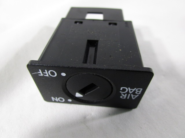 KLJUCAVNICA VZIGA/KLJUC ZA VZIG OEM N. 28232 Cilindretto avviamento / porte blocco accens ORIGINAL REZERVNI DEL VOLKSWAGEN SCIROCCO 137 138 MK3 (10/2008 - 06-2014)BENZINA LETNIK 2011