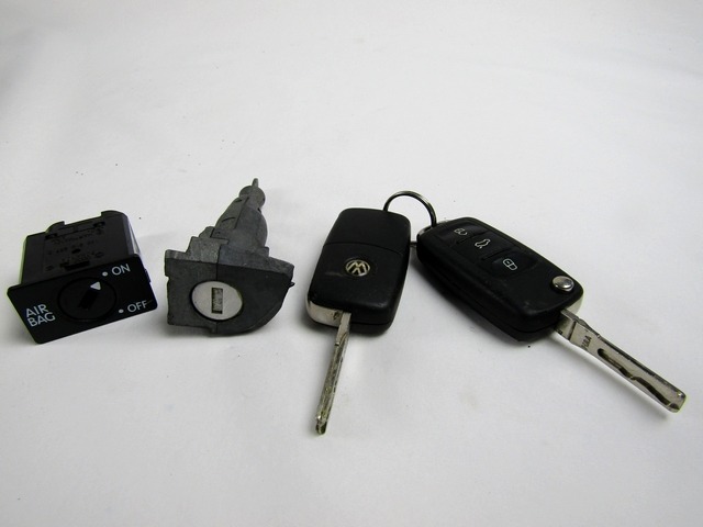KLJUCAVNICA VZIGA/KLJUC ZA VZIG OEM N. 28232 Cilindretto avviamento / porte blocco accens ORIGINAL REZERVNI DEL VOLKSWAGEN SCIROCCO 137 138 MK3 (10/2008 - 06-2014)BENZINA LETNIK 2011