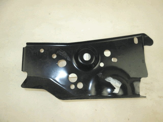 NOSILEC RADIATORJA OEM N. 62522-AX630 ORIGINAL REZERVNI DEL NISSAN MICRA K12 K12E MK3 (2002 - 2010) BENZINA LETNIK 2004