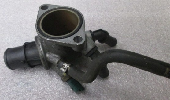 TERMOSTATSKI VENTIL OEM N. 55203388 ORIGINAL REZERVNI DEL OPEL ZAFIRA B A05 M75 (2005 - 2008) DIESEL LETNIK 2007