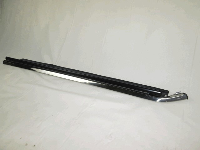 OKRASNE LETVE IN PROFILI SPREDNJIH VRAT OEM N. 7558442 ORIGINAL REZERVNI DEL FIAT REGATA 138 (1983 -1986)BENZINA LETNIK 1985