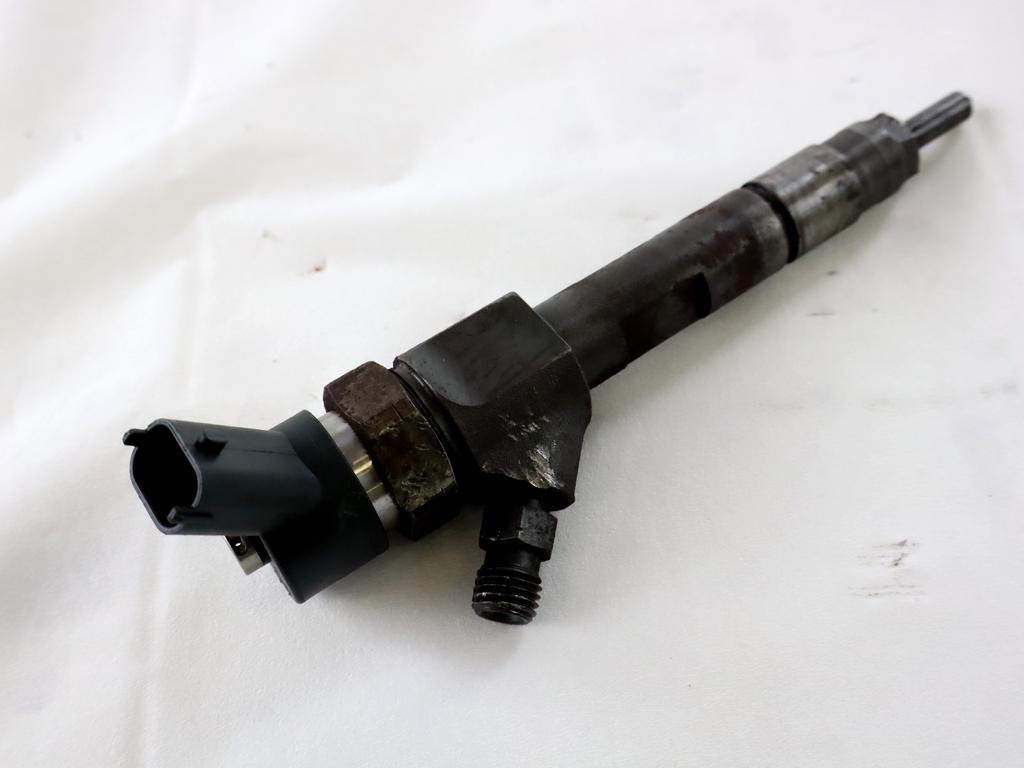 INJEKTORJI DIESEL OEM N. 8200100272 ORIGINAL REZERVNI DEL RENAULT SCENIC/GRAND SCENIC JM0/1 MK2 (2003 - 2009) DIESEL LETNIK 2005