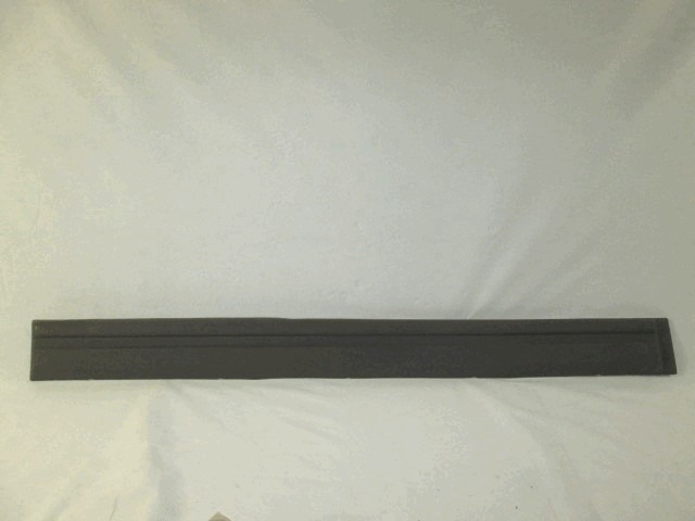 OKRASNE LETVE IN PROFILI SPREDNJIH VRAT OEM N. 4473738 ORIGINAL REZERVNI DEL FIAT 131 (1974 - 1985)BENZINA LETNIK 1974