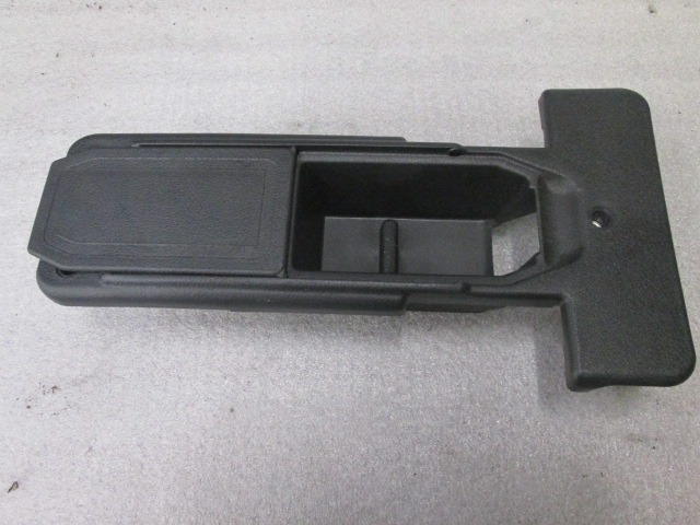 DRUGI ZUNANJI DODATKI OEM N. 90579956 ORIGINAL REZERVNI DEL OPEL ZAFIRA A T98 (1999 - 2005) BENZINA LETNIK 2004