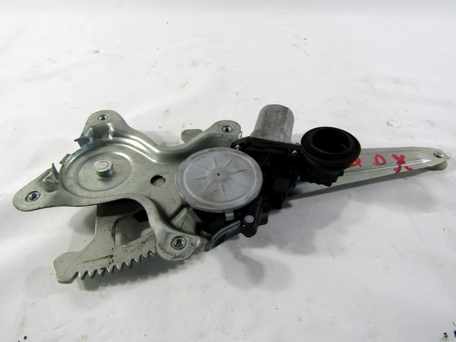 MEHANIZEM DVIGA ZADNJIH STEKEL  OEM N. 85720-35140 ORIGINAL REZERVNI DEL TOYOTA URBAN CRUISER P1 (2009 - 2014) DIESEL LETNIK 2009