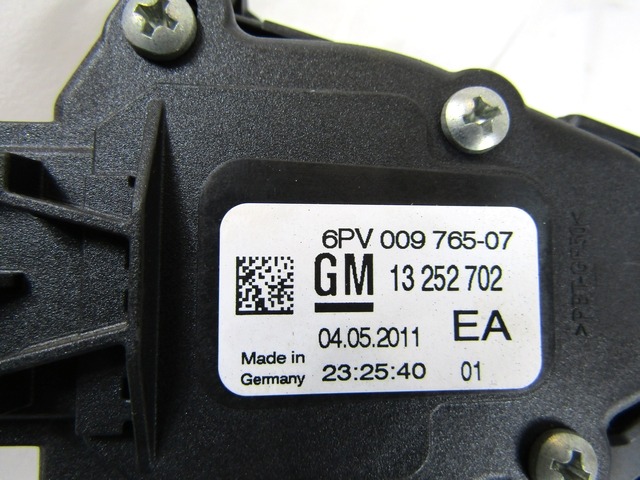 PEDALI OEM N. 13252702 ORIGINAL REZERVNI DEL OPEL ASTRA J P10 5P/3P/SW (2010 - 2015) DIESEL LETNIK 2011
