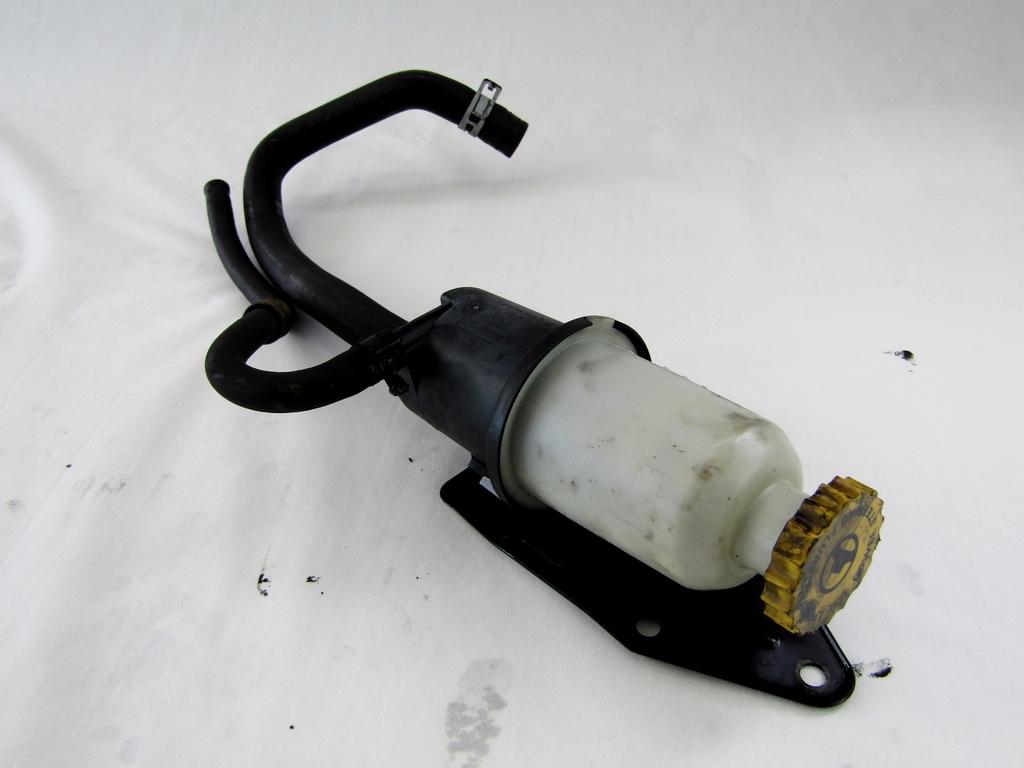 REZERVOAR CRPALKA  SERVO VOLAN OEM N. 04743067AB ORIGINAL REZERVNI DEL CHRYSLER VOYAGER/GRAN VOYAGER RG RS MK4 (2001 - 2007) DIESEL LETNIK 2001