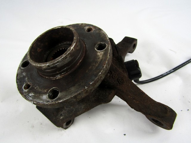 VRTLJIVI LEZAJ DESNO / PESTO KOLESA Z LEZAJEM SPREDAJ OEM N. 8200207313 ORIGINAL REZERVNI DEL RENAULT CLIO BB CB MK2 R / CLIO STORIA (05/2001 - 2012) DIESEL LETNIK 2001