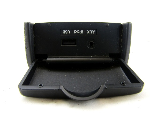 USB / AUX OEM N. 84619-1F000 ORIGINAL REZERVNI DEL KIA SPORTAGE KM MK2 (2004 - 2010)BENZINA/GPL LETNIK 2009