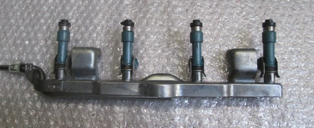 INJEKTORJI/BENCIN OEM N. Z62213150 ORIGINAL REZERVNI DEL MAZDA 2 DE DH MK2 (2007 - 2014) BENZINA LETNIK 2008