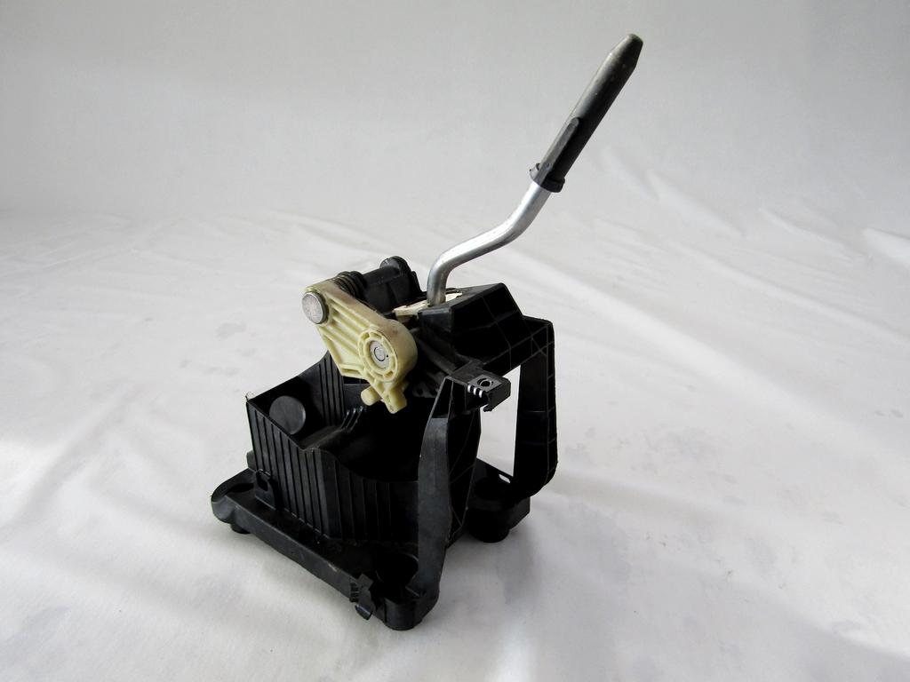 MEHANIZEM VZVODA ROCNEGA MENJALNIKA OEM N. 2400KK ORIGINAL REZERVNI DEL PEUGEOT 308 4A 4B 4C 4E 4H MK1 BER/SW/CC (2007 - 2013) DIESEL LETNIK 2011