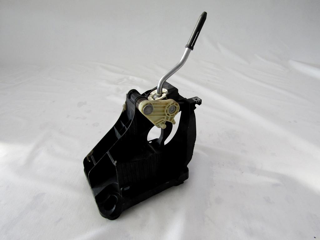 MEHANIZEM VZVODA ROCNEGA MENJALNIKA OEM N. 2400KK ORIGINAL REZERVNI DEL PEUGEOT 308 4A 4B 4C 4E 4H MK1 BER/SW/CC (2007 - 2013) DIESEL LETNIK 2011