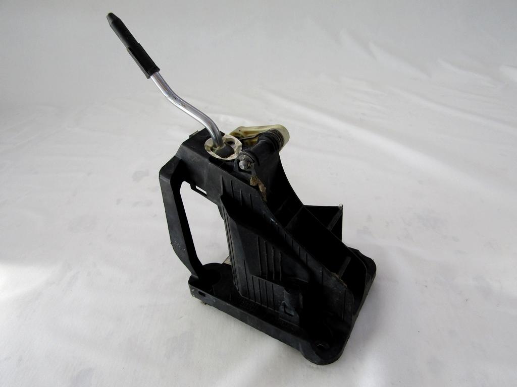 MEHANIZEM VZVODA ROCNEGA MENJALNIKA OEM N. 2400KK ORIGINAL REZERVNI DEL PEUGEOT 308 4A 4B 4C 4E 4H MK1 BER/SW/CC (2007 - 2013) DIESEL LETNIK 2011