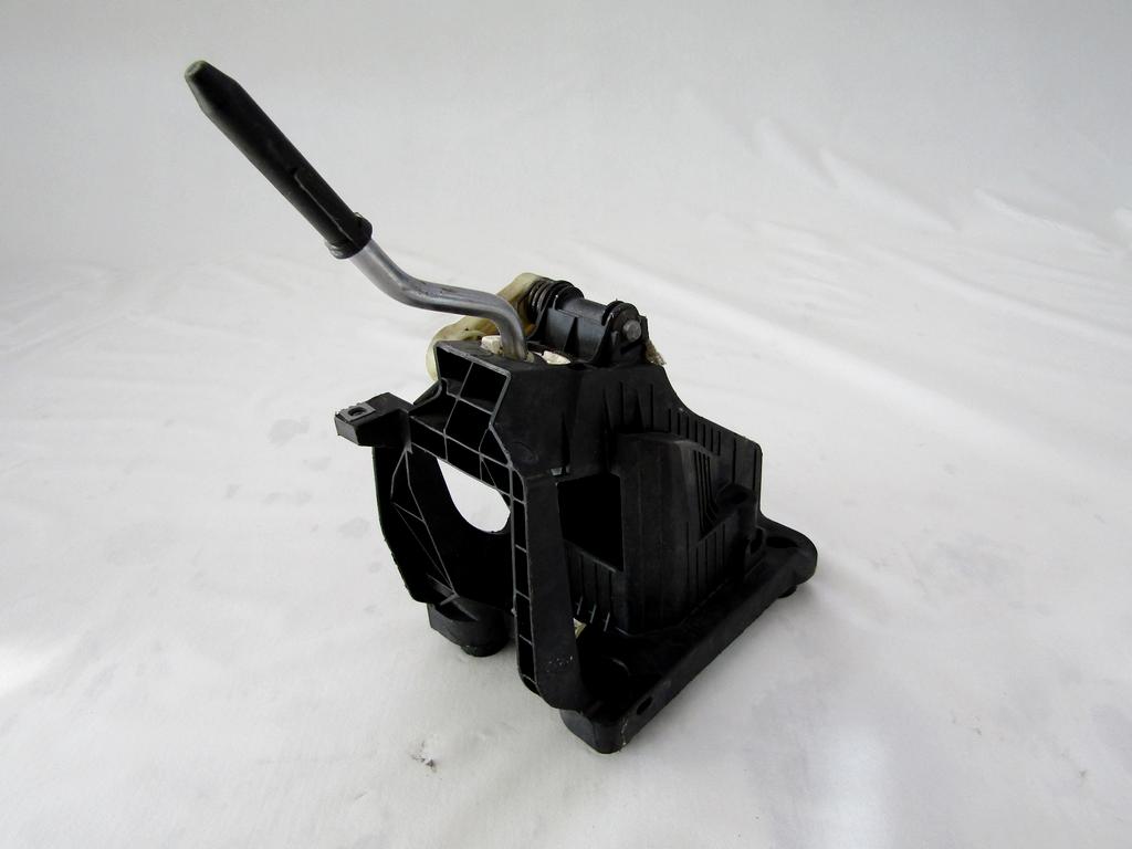 MEHANIZEM VZVODA ROCNEGA MENJALNIKA OEM N. 2400KK ORIGINAL REZERVNI DEL PEUGEOT 308 4A 4B 4C 4E 4H MK1 BER/SW/CC (2007 - 2013) DIESEL LETNIK 2011