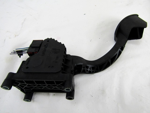 PEDALI OEM N. 51852090 ORIGINAL REZERVNI DEL LANCIA Y YPSILON 312 (dal 2011)BENZINA/GPL LETNIK 2012