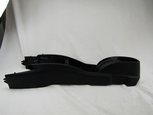 PLASTIKA MED SEDEZI BREZ NASLONJALA ROK OEM N. 9650071077 ORIGINAL REZERVNI DEL PEUGEOT 207 / 207 CC R WA WC WD WK (05/2009 - 2015) BENZINA LETNIK 2012