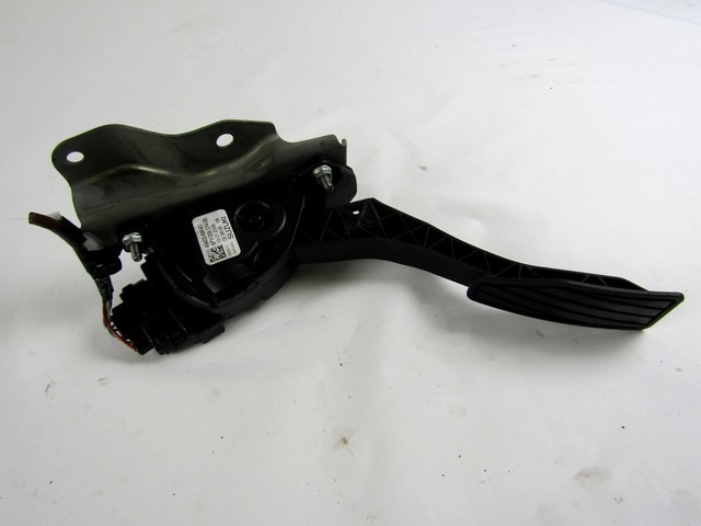 PEDALI OEM N. 4940068K40 ORIGINAL REZERVNI DEL SUZUKI ALTO GF (2008 - 2014)BENZINA/GPL LETNIK 2010