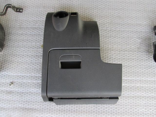 PREDAL ZA DOKUMENTE OEM N. 5M1858210 ORIGINAL REZERVNI DEL VOLKSWAGEN GOLF PLUS 5M1 521 MK1 (2004 - 2009) BENZINA LETNIK 2006