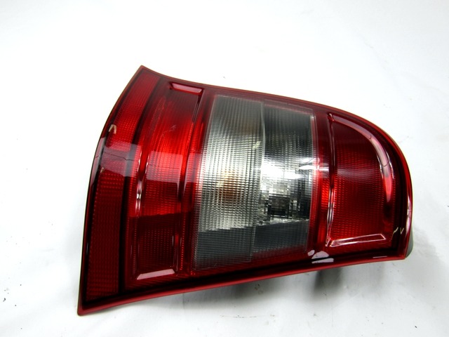 ZADNJI DESNI ZAROMETI OEM N. A1688200664 ORIGINAL REZERVNI DEL MERCEDES CLASSE A W168 5P V168 3P 168.031 168.131 (1997 - 2000) BENZINA LETNIK 2000