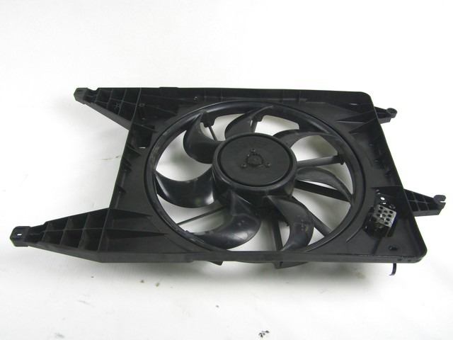 VENTILATOR HLADILNIKA OEM N. 8200765566 ORIGINAL REZERVNI DEL DACIA SANDERO MK1 (2008 - 2012) BENZINA/GPL LETNIK 2011