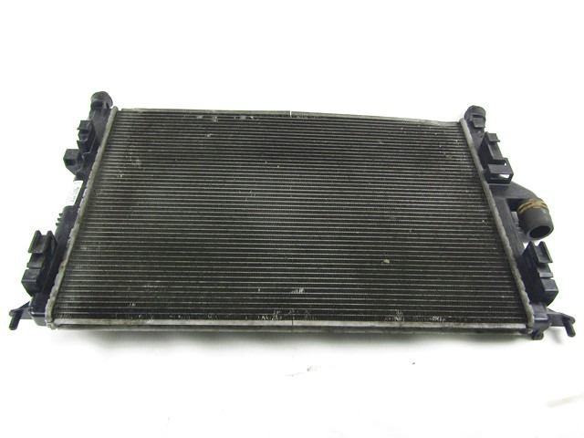 RADIATOR VODE OEM N. 8200735039 ORIGINAL REZERVNI DEL DACIA SANDERO MK1 (2008 - 2012) BENZINA/GPL LETNIK 2011