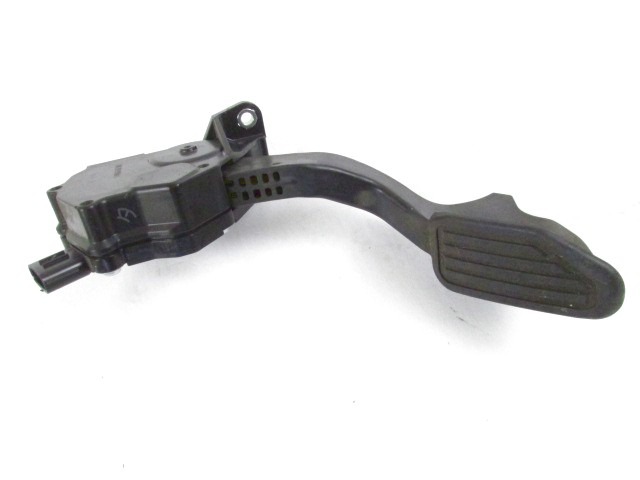 PEDALI OEM N. 7811052053 ORIGINAL REZERVNI DEL SUBARU TREZIA (2011 - 2014)BENZINA LETNIK 2011