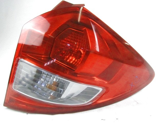 ZADNJI DESNI ZAROMETI OEM N. 8155052640 ORIGINAL REZERVNI DEL SUBARU TREZIA (2011 - 2014)BENZINA LETNIK 2011