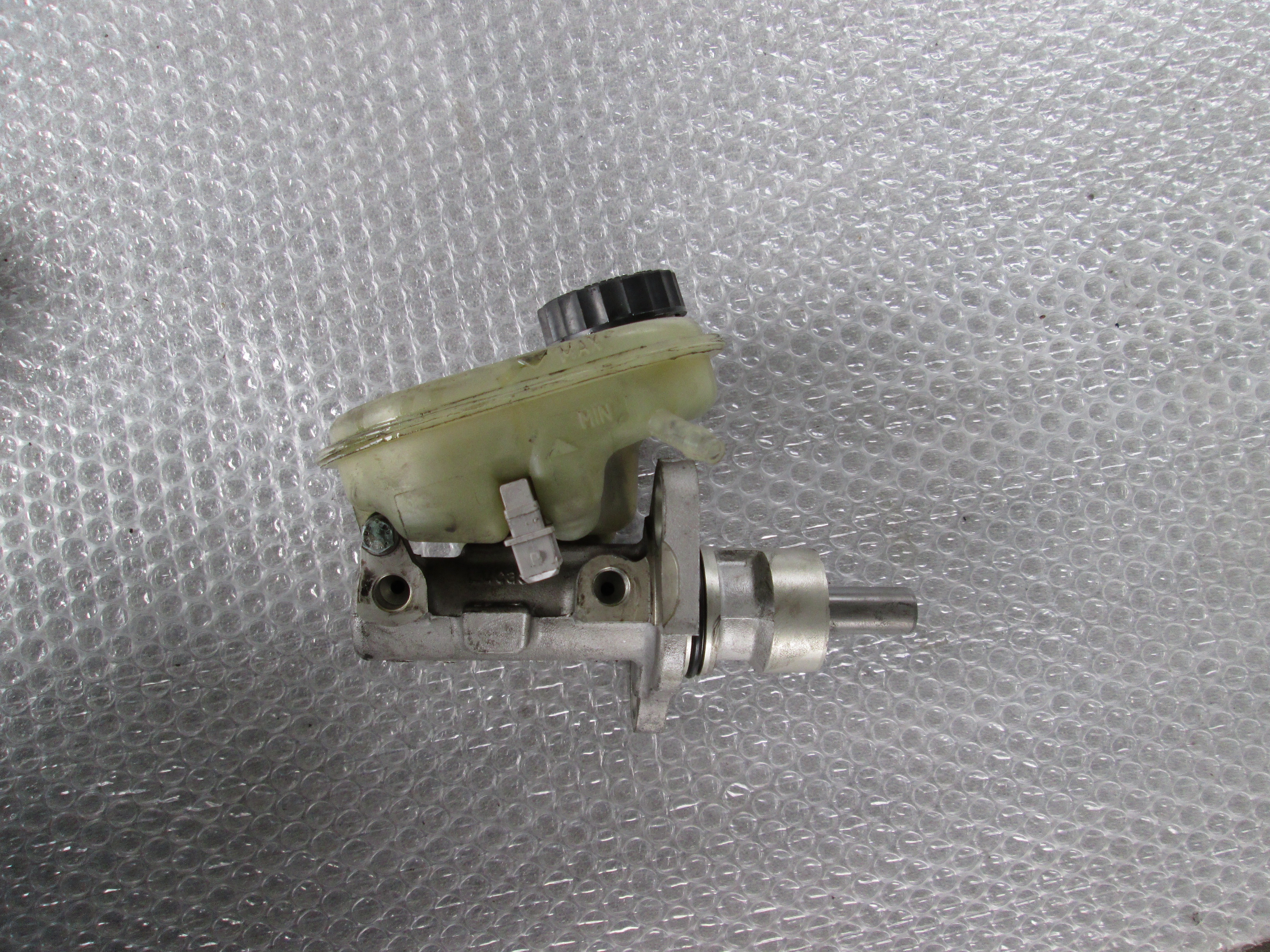 ZAVORNI CILINDER OEM N. 4D0611301E ORIGINAL REZERVNI DEL AUDI A8 D2/4D (1994 - 2002) BENZINA LETNIK 1996