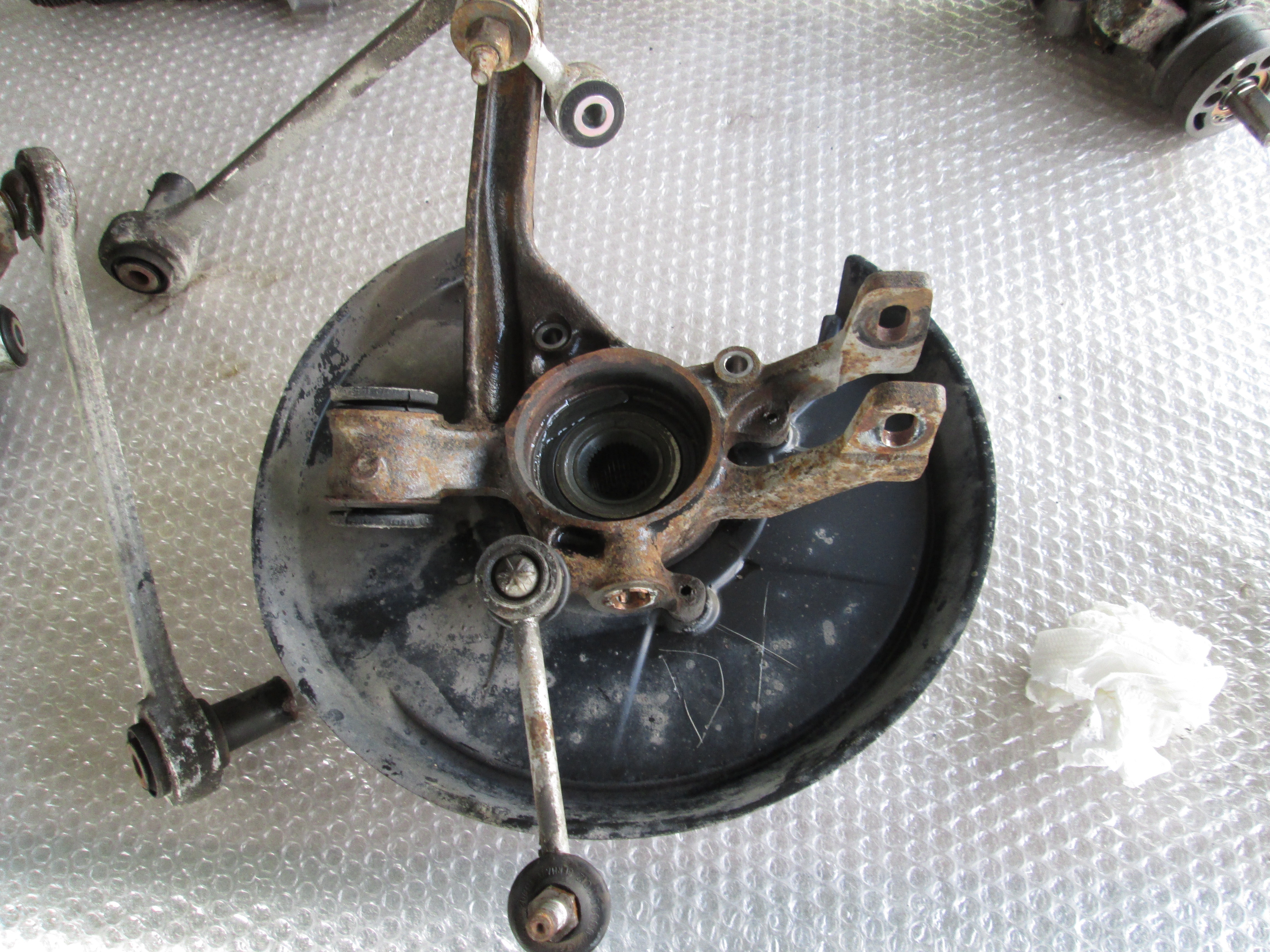 KOLESNI NOSILEC ZADAJ DESNO / POGON PRIROBNICO PESTA OEM N. 4D0407615F ORIGINAL REZERVNI DEL AUDI A8 D2/4D (1994 - 2002) BENZINA LETNIK 1996