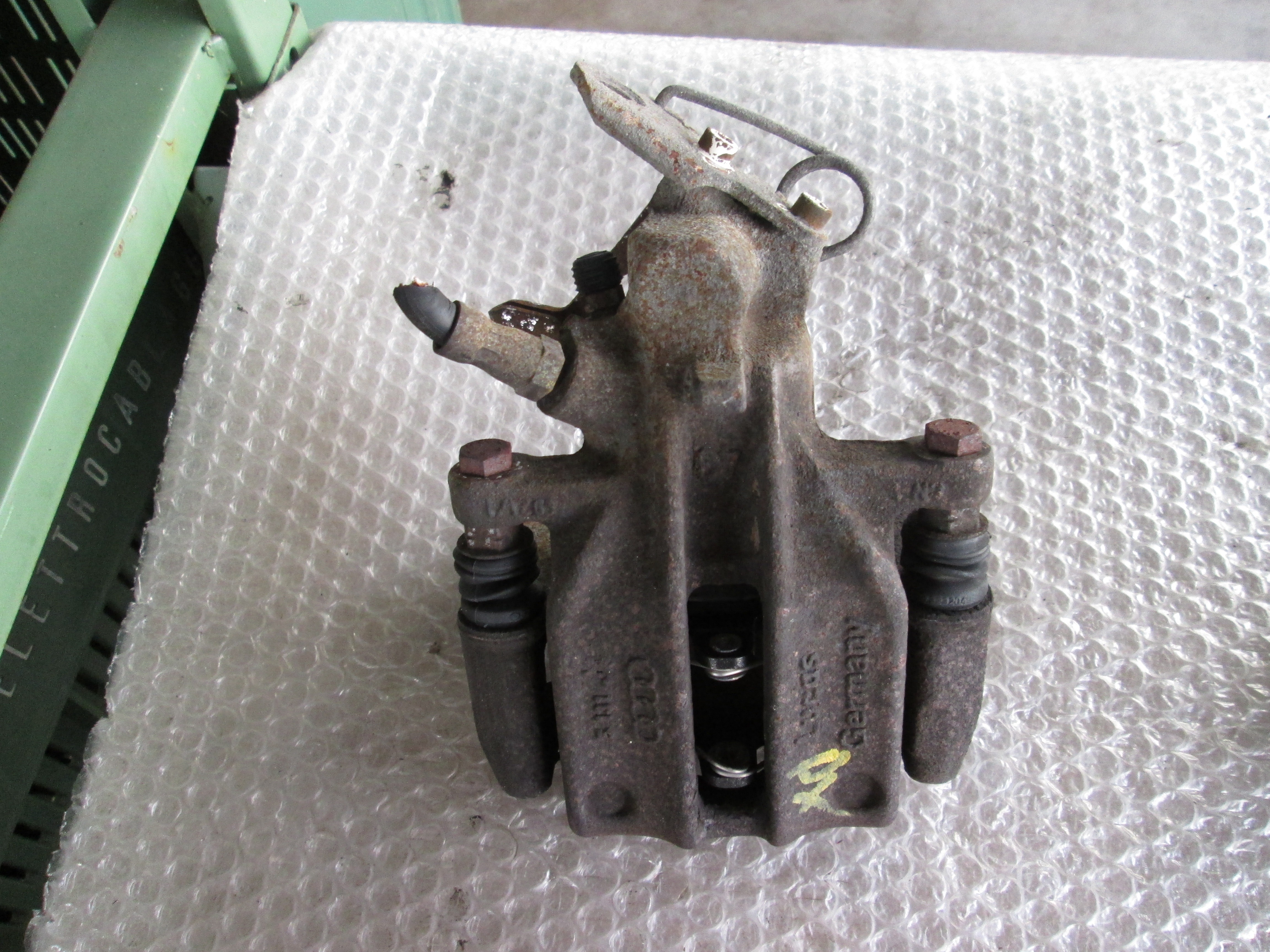 ZADNJE DESNE ZAVORNE CELJUSTI  OEM N. 90R01075/075 ORIGINAL REZERVNI DEL AUDI A8 D2/4D (1994 - 2002) BENZINA LETNIK 1996
