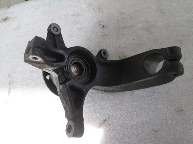 VRTLJIVI LEZAJ DESNO / PESTO KOLESA Z LEZAJEM SPREDAJ OEM N. 8200297033 ORIGINAL REZERVNI DEL RENAULT SCENIC/GRAND SCENIC JM0/1 MK2 (2003 - 2009) DIESEL LETNIK 2006