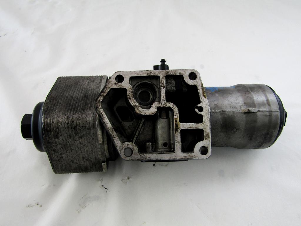 TOPLOTNI IZMENJEVALNIK/FILTER OLJA  OEM N. 045115389K ORIGINAL REZERVNI DEL AUDI A4 B8 8K2 BER/SW/CABRIO (2007 - 11/2015) DIESEL LETNIK 2009