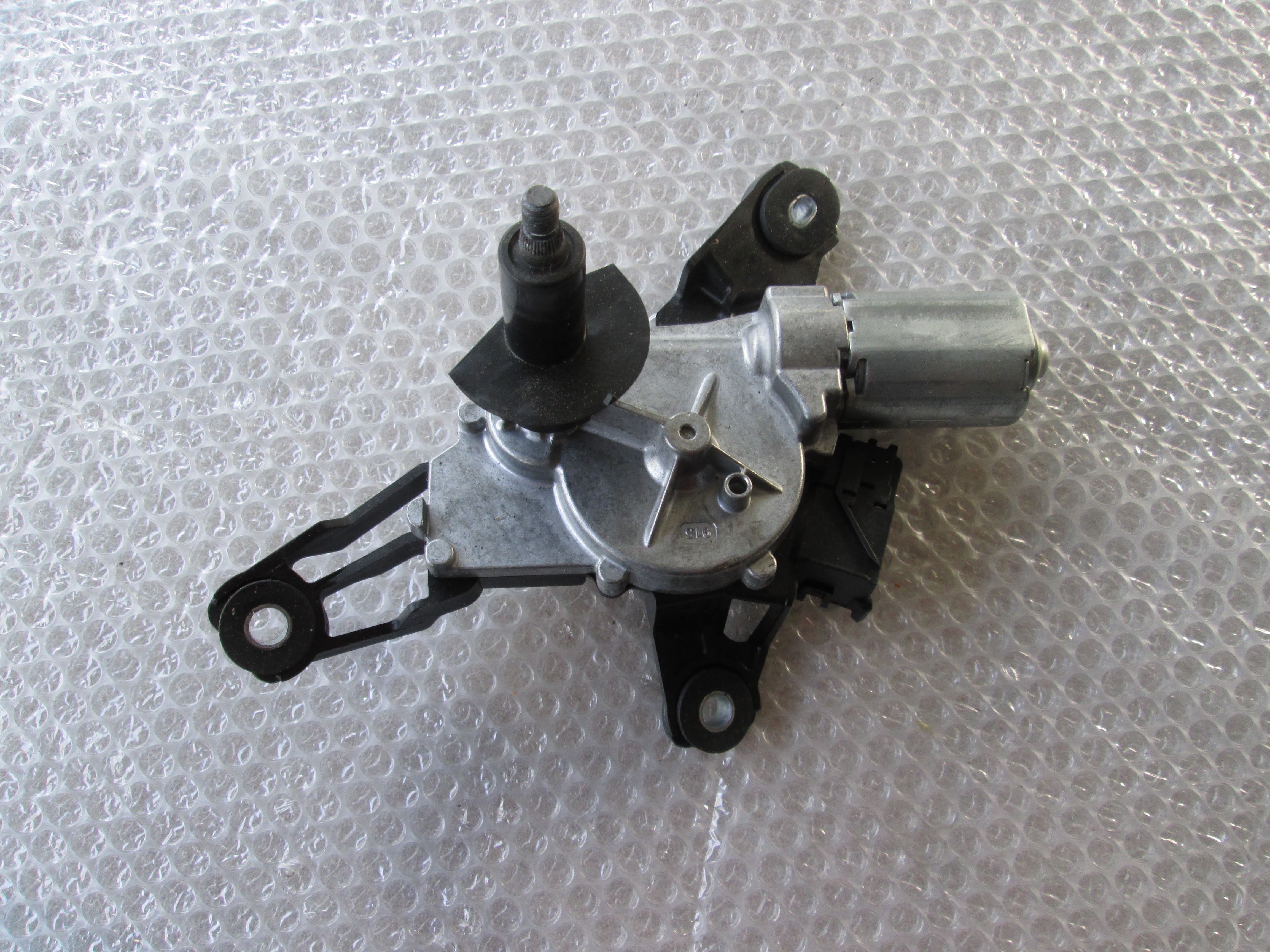 MOTORCEK ZADNJEGA BRISALCA OEM N. 390201861 ORIGINAL REZERVNI DEL TOYOTA YARIS P9 MK2 (01/2006 - 2009) BENZINA LETNIK 2008