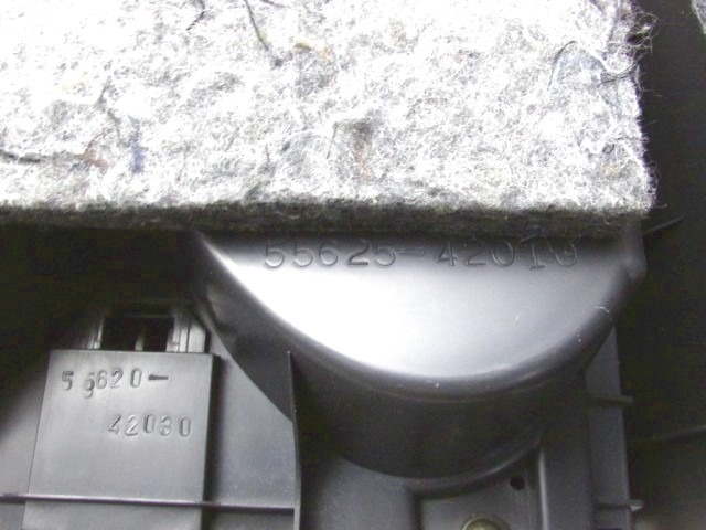 PLASTIKA MED SEDEZI BREZ NASLONJALA ROK OEM N. 55620-42030 ORIGINAL REZERVNI DEL TOYOTA RAV 4 A2 MK2 (2000 - 2006) DIESEL LETNIK 2004