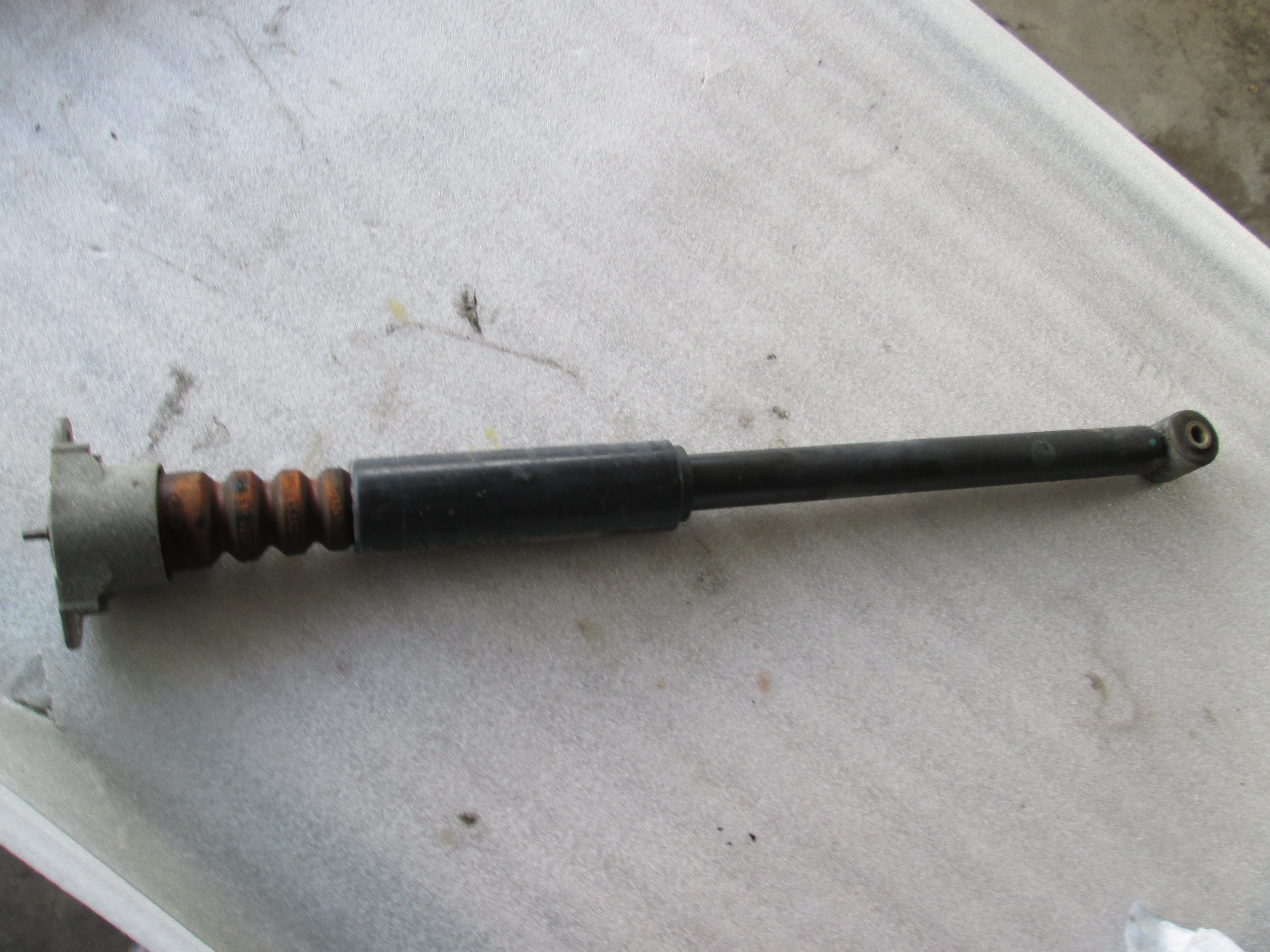 ZADNJI LEVI AMORTIZER OEM N. 1327469 ORIGINAL REZERVNI DEL FORD FIESTA JH JD MK5 R (2005 - 2008) DIESEL LETNIK 2006