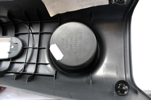 PLASTIKA MED SEDEZI BREZ NASLONJALA ROK OEM N. 51161169907 ORIGINAL REZERVNI DEL MINI ONE / COOPER / COOPER S R50 R52 R53 (2001-2006) BENZINA LETNIK 2002