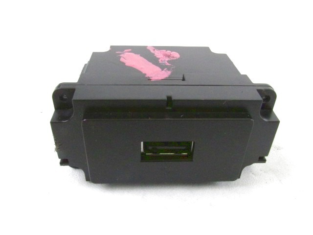USB / AUX OEM N. CD33-19C166-AE ORIGINAL REZERVNI DEL ASTON MARTIN VANQUISH AM310 (2012 - 2014)BENZINA LETNIK 2013