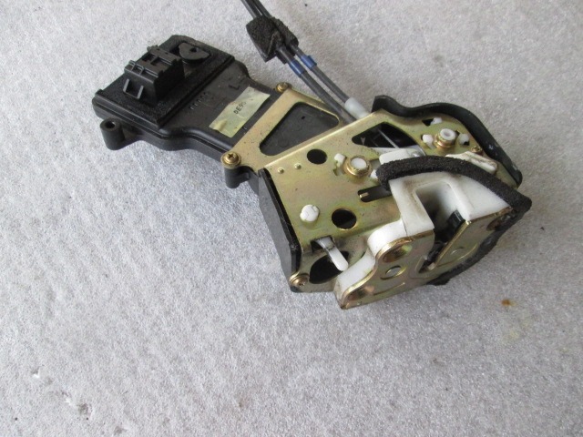 CENTRALNO ZAKLEPANJE ZADNJIH DESNIH VRAT OEM N. DD1072310 ORIGINAL REZERVNI DEL MAZDA 2 DY MK1 (2003 - 2007)BENZINA LETNIK 2004