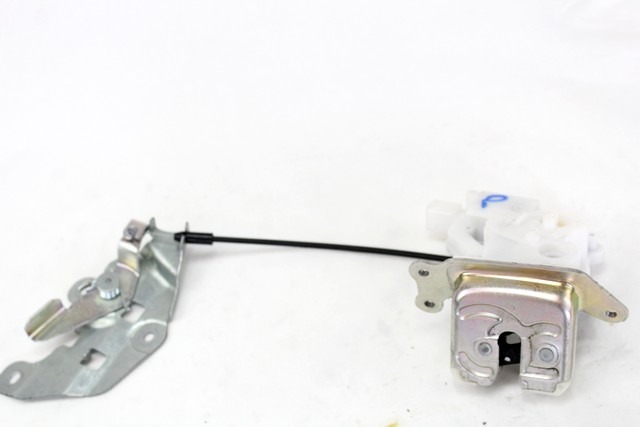ZAKLEPANJE PRTLJA?NIH VRAT  OEM N. 8251062R10000 ORIGINAL REZERVNI DEL SUZUKI IGNIS MF MK3 (2016 - 2020)IBRIDO (ELETRICO-BENZINA) LETNIK 2016