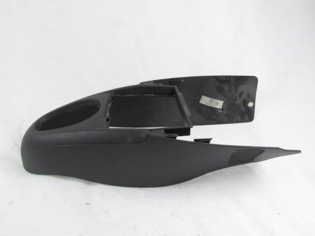 PLASTIKA MED SEDEZI BREZ NASLONJALA ROK OEM N. 8200071281 ORIGINAL REZERVNI DEL RENAULT CLIO BB CB MK2 R / CLIO STORIA (05/2001 - 2012) BENZINA LETNIK 2007