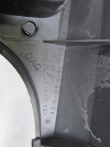 PLASTIKA MED SEDEZI BREZ NASLONJALA ROK OEM N. 8200071281 ORIGINAL REZERVNI DEL RENAULT CLIO BB CB MK2 R / CLIO STORIA (05/2001 - 2012) BENZINA LETNIK 2007