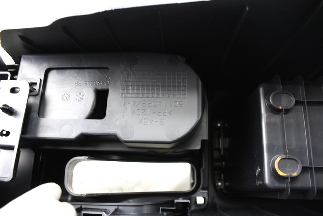 NASLON ZA ROKE/SREDINSKA KONZOLA OEM N. 8011A083 ORIGINAL REZERVNI DEL CITROEN C4 AIRCROSS (2012 - 2017)DIESEL LETNIK 2015