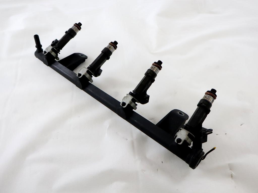 INJEKTORJI/BENCIN OEM N. 8200494284 ORIGINAL REZERVNI DEL DACIA SANDERO MK1 (2008 - 2012) BENZINA/GPL LETNIK 2009