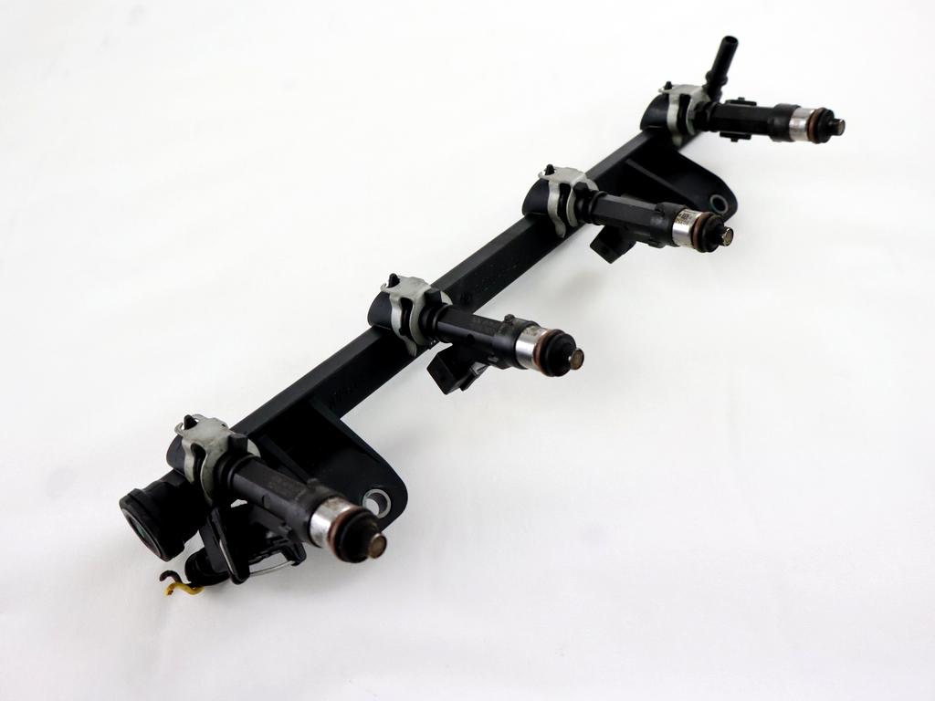 INJEKTORJI/BENCIN OEM N. 8200494284 ORIGINAL REZERVNI DEL DACIA SANDERO MK1 (2008 - 2012) BENZINA/GPL LETNIK 2009